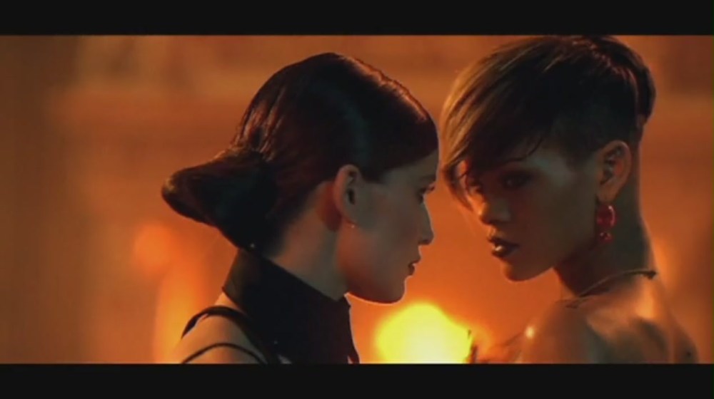 Te-Amo-Music-Video-rihanna-21927946-1270-712