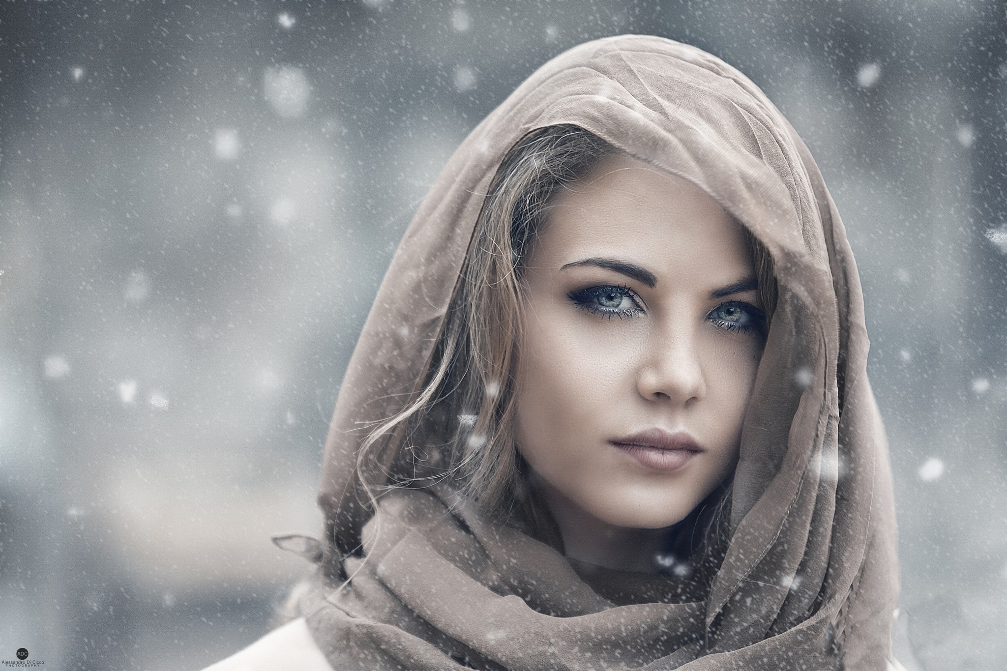 face-portrait-blonde-women-veil-2048x1365
