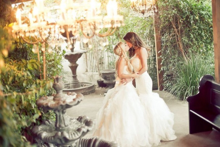 katie-christine-lesbian-wedding-dresses-kiss-pic-728x485