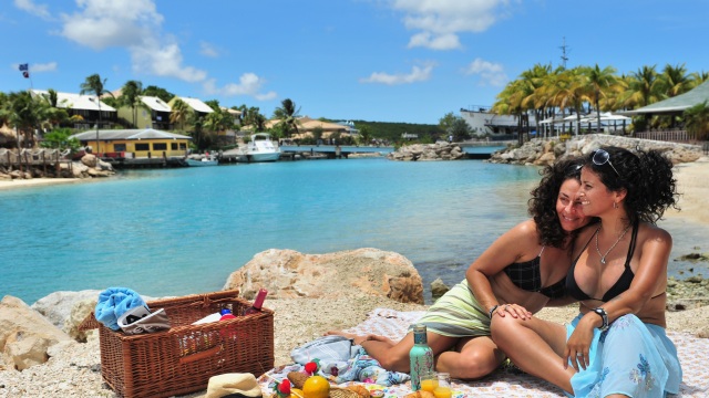 lesbian-picnicin-curacao-antilles