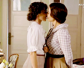 aurora y celia darse un beso gif 2