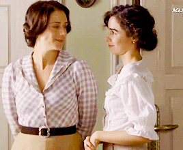 aurora y celia darse un beso gif