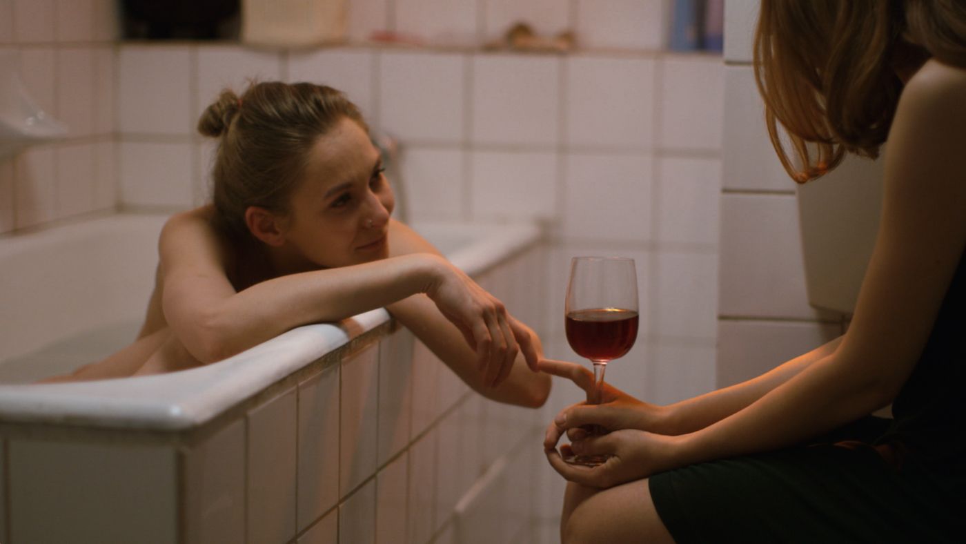 Cateva-conversatii-despre-o-fata-foarte-inalta-feature-image