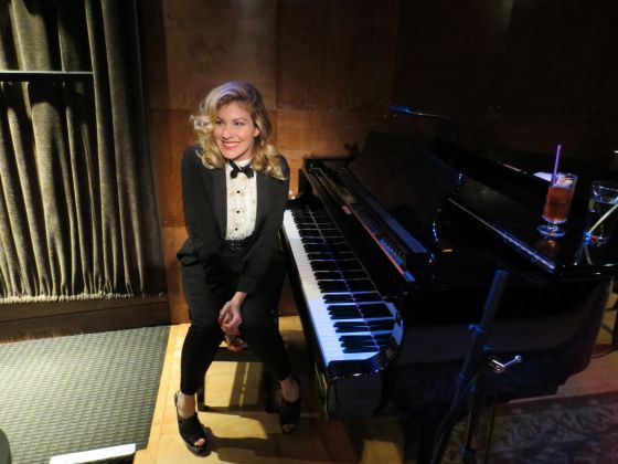 EmilyWest_awesome_lesbian_piano_player
